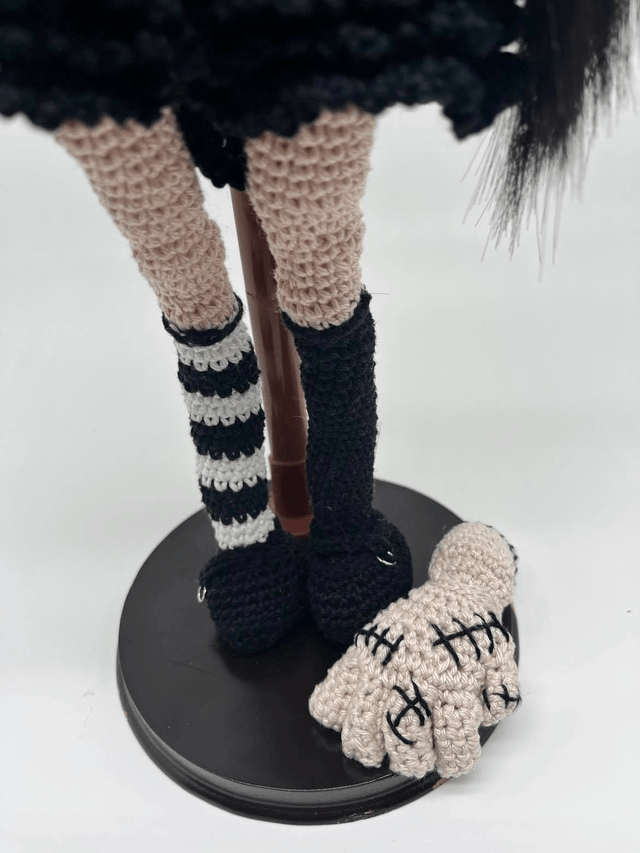 Poupée "Mercredi Addams" et la chose