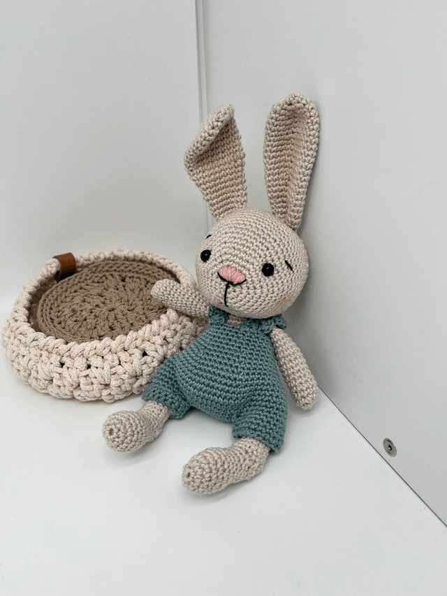 Petit lapin fait au crochet