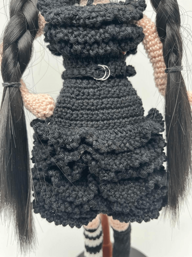 Poupée "Mercredi Addams" et la chose