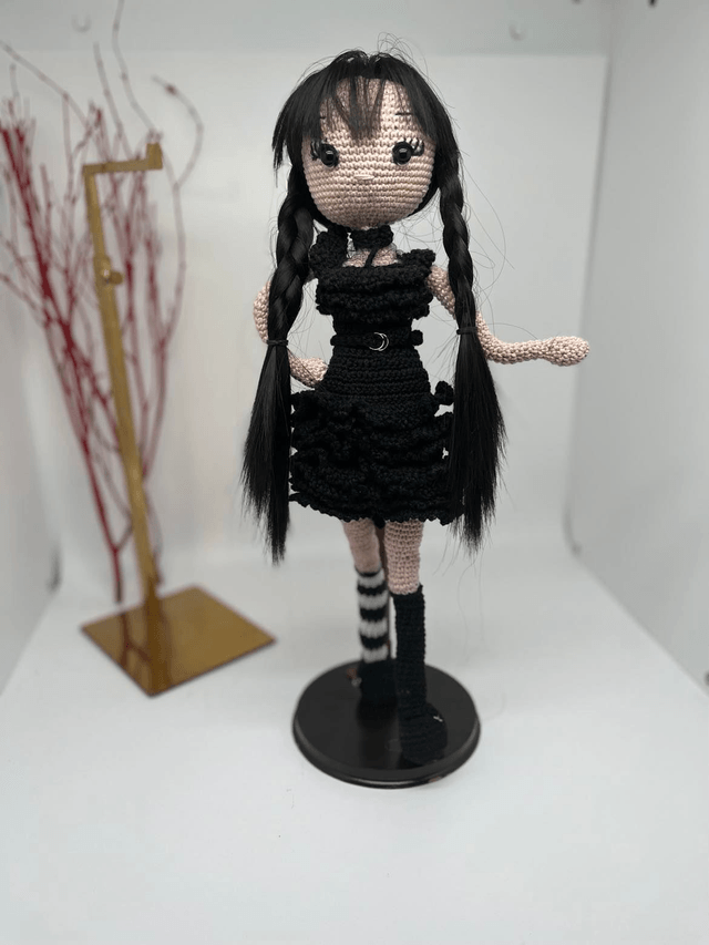 Poupée "Mercredi Addams" et la chose