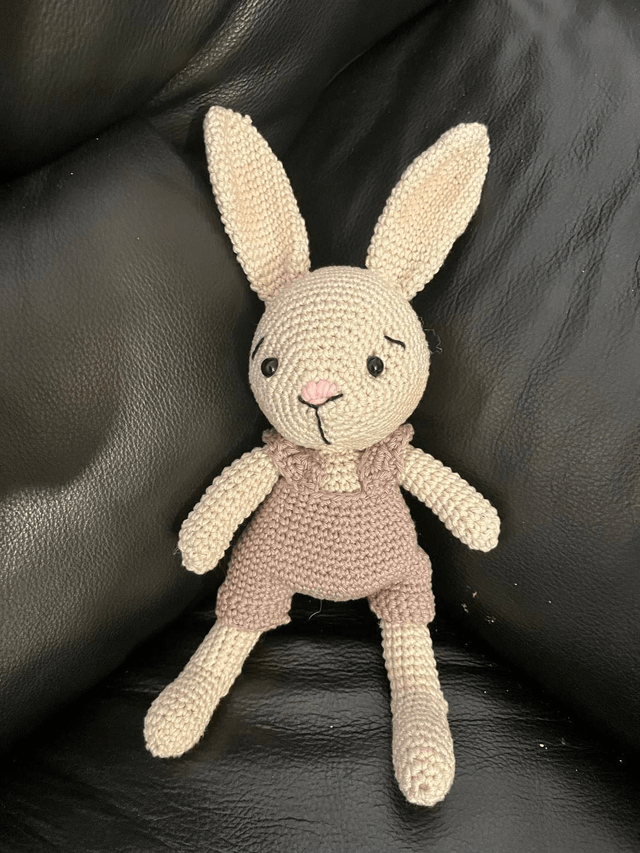 Petit lapin fait au crochet