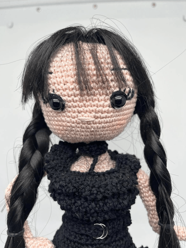 Poupée "Mercredi Addams" et la chose
