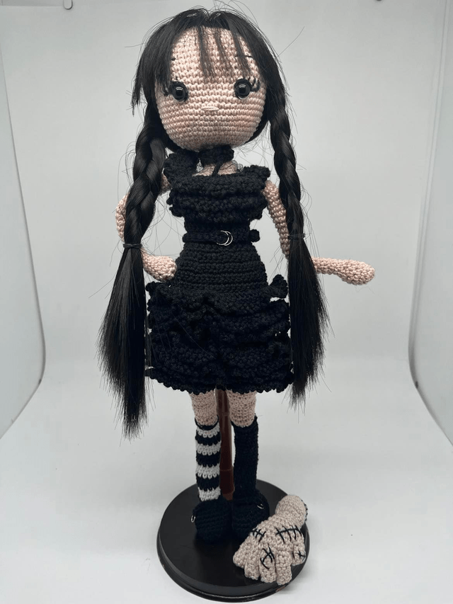Poupée "Mercredi Addams" et la chose